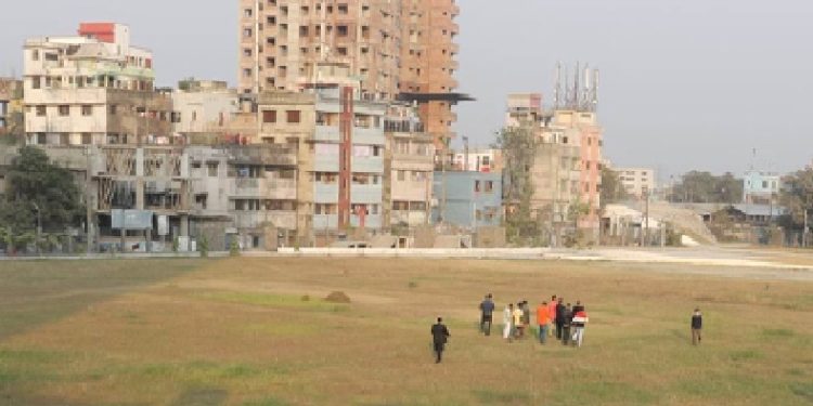 গোলাপবাগ মাঠ মাঠের মাঝখান থেকে এক যুবকের মরদেহ উদ্ধার