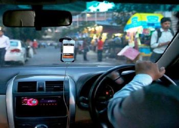 গাড়ি চালানো অবস্থায় মোবাইল ফোনে কথা বললে ১ লাখ ১৫৮০০ টাকা জরিমানা করা হবে