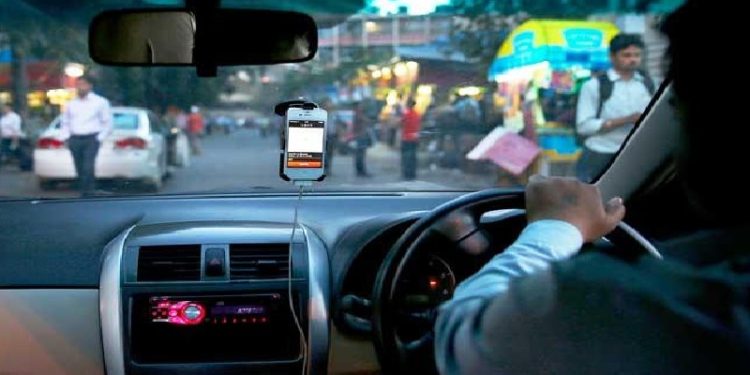 গাড়ি চালানো অবস্থায় মোবাইল ফোনে কথা বললে ১ লাখ ১৫৮০০ টাকা জরিমানা করা হবে