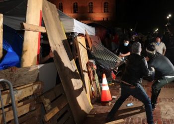 ফিলিস্তিনের পক্ষে বিক্ষোভরত শিক্ষার্থীদের ওপর ইসরায়েলের পক্ষের শিক্ষার্থীরা আক্রমণ