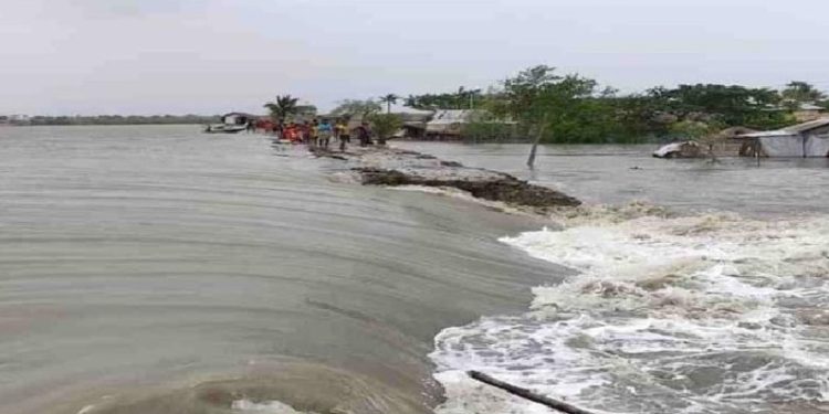 অস্বাভাবিক জোয়ার সৃষ্ট জলোচ্ছ্বাসের তাণ্ডবে কলাপাড়ায় জেলের মৃত্যু