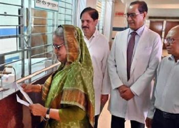 ১০ টাকার টিকিটে চোখের চিকিৎসা নিলেন প্রধানমন্ত্রী শেখ হাসিনা