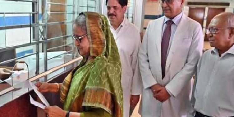 ১০ টাকার টিকিটে চোখের চিকিৎসা নিলেন প্রধানমন্ত্রী শেখ হাসিনা