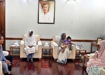 প্রধানমন্ত্রী শেখ হাসিনার সঙ্গে স্কোয়াড্রন লিডার জাওয়াদের পরিবারের সাক্ষাৎ