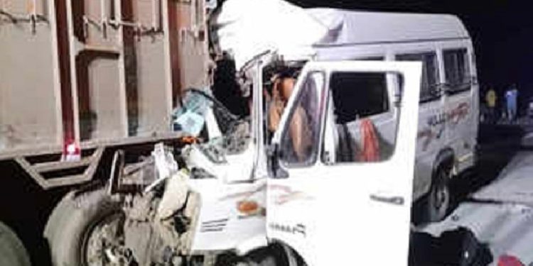 ট্রাক-মিনিবাসের সংঘর্ষে একই পরিবারের ৭ জন নিহত