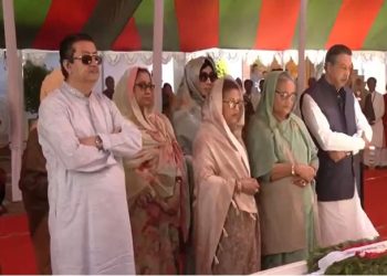 টুঙ্গিপাড়ায় বঙ্গবন্ধুর সমাধিতে শ্রদ্ধা জানালেন প্রধানমন্ত্রী শেখ হাসিনা