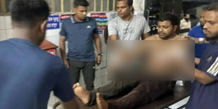 বেনাপোল কাস্টমস কর্মকর্তাকে কুপিয়ে গুরুতর জখম করেছে দুর্বৃত্তরা