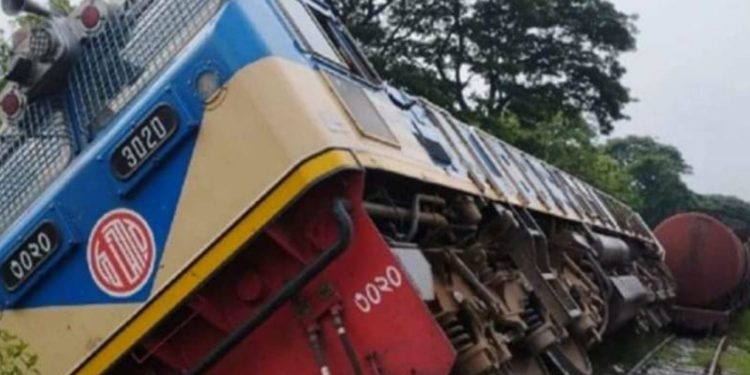 সীতাকুণ্ডে মালবাহী ইঞ্জিন লাইনচ্যুত, স্বাভাবিক রয়েছে ট্রেন চলাচল