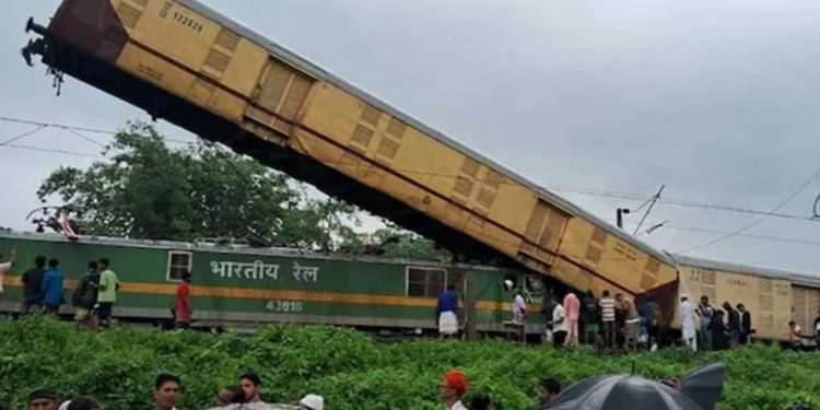 পশ্চিমবঙ্গে কাঞ্চনজঙ্ঘা এক্সপ্রেসে মালবাহী ট্রেনের ধাক্কায় নিহত- ৫, আহত- ২৫