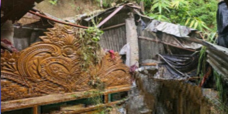 কক্সবাজারে পাহাড় ধসে গর্ভবতী স্ত্রীসহ স্বামীর মৃত্যু