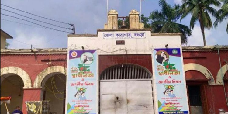 বগুড়া জেলা কারাগার থেকে কয়েদি পলায়ন: প্রধান কারারক্ষীসহ তিনজন বরখাস্ত