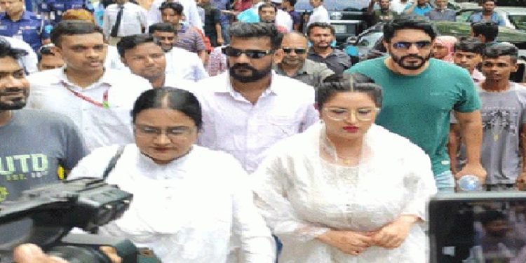 হত্যাচেষ্টা মামলায় নায়িকা পরীমনি আদালতে আত্মসমর্পণ করে জামিন আবেদন