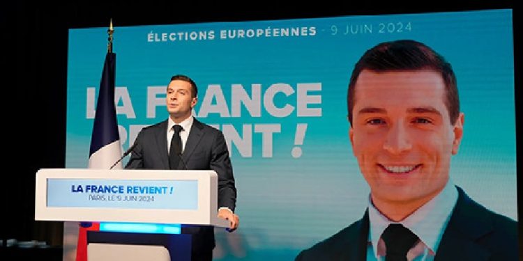 আগাম নির্বাচনের ঘোষণা দিলেন প্রেসিডেন্ট এমানুয়েল মাখোঁ