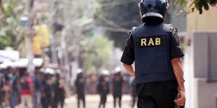 নয়াপল্টনে একটি বাড়ি ঘিরে রেখেছে র‌্যাব