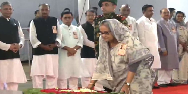 ঐতিহাসিক ছয় দফা দিবস উপলক্ষ্যে বঙ্গবন্ধুর প্রতিকৃতিতে প্রধানমন্ত্রীর শ্রদ্ধা