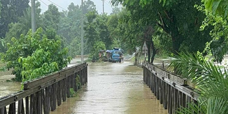 সাজেকে পাহাড়ি ঢলে আটকা পড়েছেন ৭ শতাধিক পর্যটক