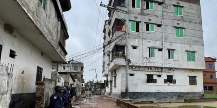 নারায়ণগঞ্জের রূপগঞ্জে জঙ্গি আস্তানা সন্দেহে চারতলা বাড়ি ঘেরাও