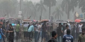 বৃষ্টি উপেক্ষা করে মহাসড়কে কোটা সংস্কার আন্দোলনকারী শিক্ষার্থীরা