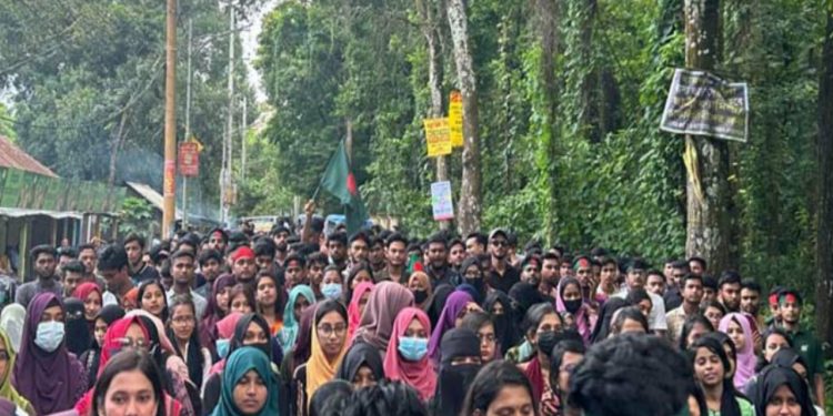 পুলিশি হামলার প্রতিবাদে শিক্ষার্থীদের বিক্ষোভ মিছিল