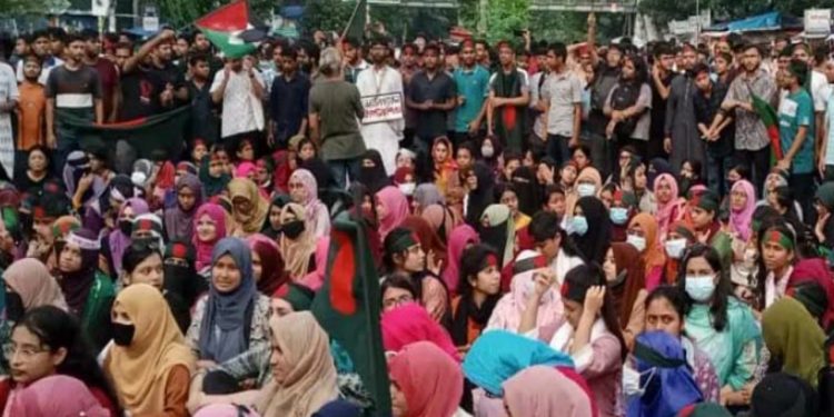 কোটা সংস্কারের দাবিতে শাহবাগ মোড় অবরোধ করেছে আন্দোলনরত শিক্ষার্থীরা