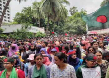 কোটা সংস্কারের দাবিতে বঙ্গভবন অভিমুখে শিক্ষার্থীদের গণপদযাত্রায় বাধা দিয়েছে পুলিশ