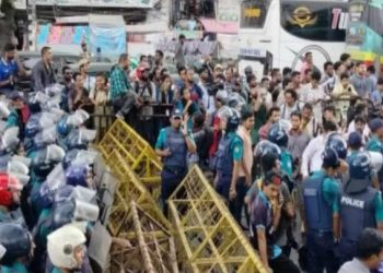 শিক্ষার্থীদের মিছিল গুলিস্তানে আটকে দিয়েছে পুলিশ