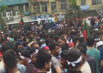 শিক্ষার্থীরা ভেঙে ফেলেছেন ব্যারিকেড, স্মারকলিপি দিতে যাচ্ছেন বঙ্গভবনে