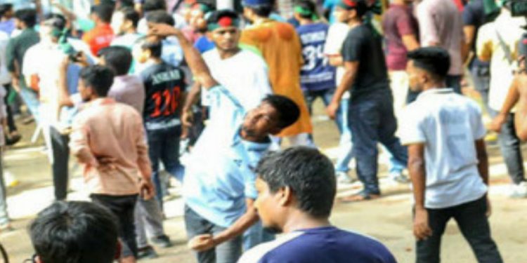 ঢাবিতে কোটা সংস্কার আন্দোলনকারীদের সঙ্গে ছাত্রলীগের সংঘর্ষে আহত অর্ধশতাধিক