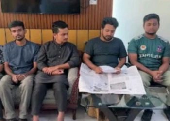 ডিবি অফিস থেকে সব কর্মসূচি প্রত্যাহারের ঘোষণা করলেন কোটা সংস্কার আন্দোলন ৬ সমন্বয়ক