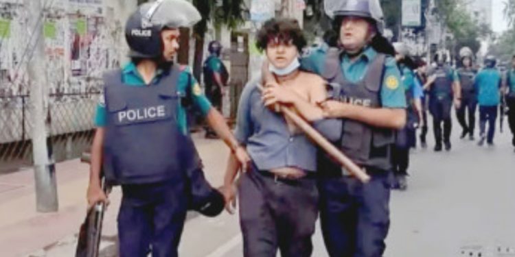 আন্দোলনকারীদের বিক্ষোভে লাঠিচার্জ, আটক- ২০