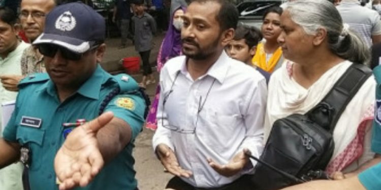 অভিভাবকদের অবস্থানে ঢামেকের সামনে পুলিশি বাধা