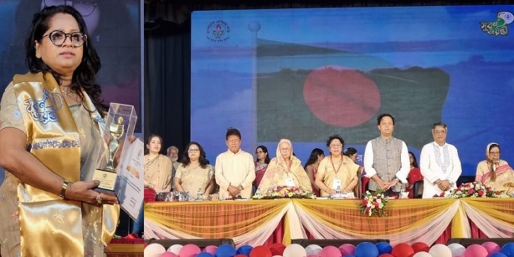 লিপি মনোয়ারকে বাংলাদেশ লেখিকা সংঘের স্বর্ণপদক প্রদান