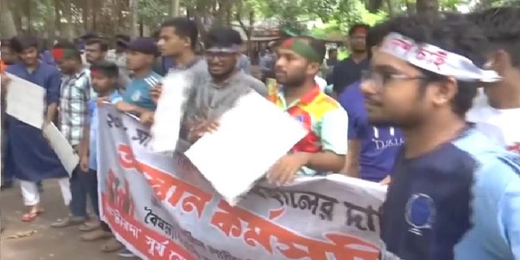 কোটা সংস্কারের দাবিতে শিক্ষার্থীদের সকাল সন্ধ্যা ‘বাংলা ব্লকেড’ কর্মসূচি চলছে