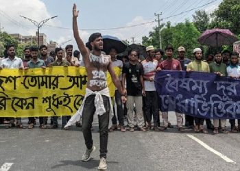 ঢাকা-আরিচা মহাসড়ক অবরোধ করেছেন জাবি শিক্ষার্থীরা