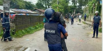 গুলিতে আহত শিশুকে বুকে জড়িয়ে হাসপাতালে নিল পুলিশ