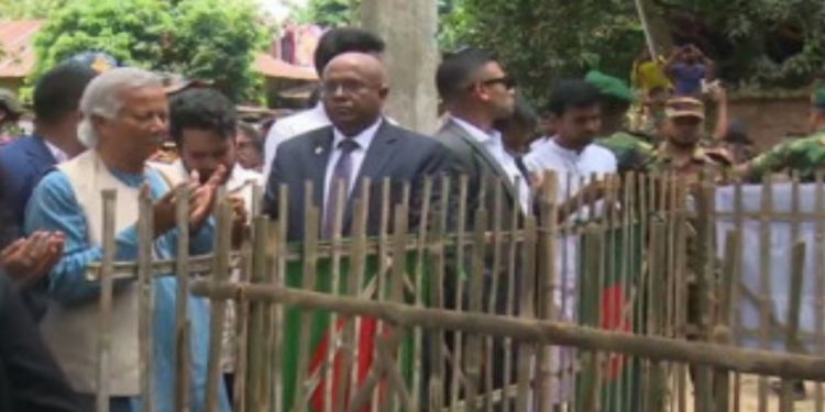 পুলিশের গুলিতে নিহত আবু সাঈদের কবর জিয়ারত করলেন ড. ইউনূস