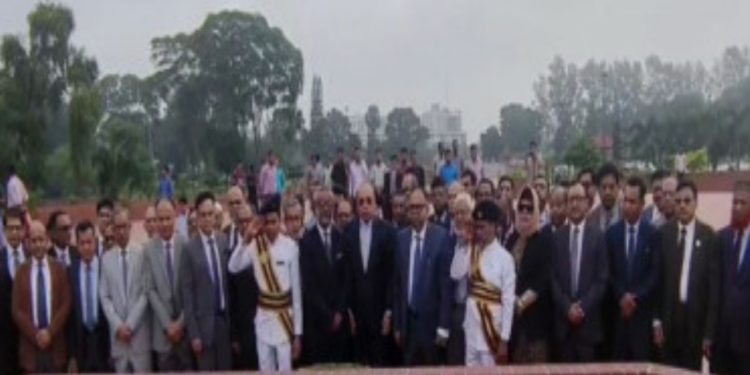 প্রধান বিচারপতি শ্রদ্ধা জানালেন স্মৃতিসৌধ ও শহীদ মিনারে