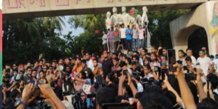 শেখ হাসিনার বিচারের দাবিতে ঢাকা বিশ্ববিদ্যালয়ে বিক্ষোভ করছেন শিক্ষার্থীরা
