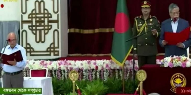 উপদেষ্টা ফারুক-ই-আজম শপথ নিলেন