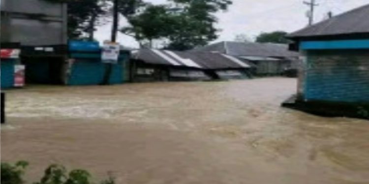 স্মরণকালের ভয়াবহ বন্যায় ফেনী, রয়েছে বিদ্যুৎ বিচ্ছিন্ন