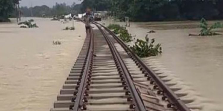 বন্যায় অনির্দিষ্টকালের জন্য ৩১ ট্রেনের যাত্রা বাতিল