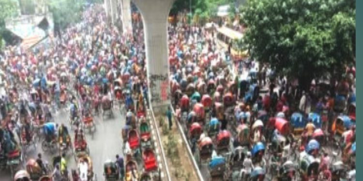 শাহবাগ অবরোধ করে বিক্ষোভ করছে প্যাডেলচালিত রিকশার চালকরা