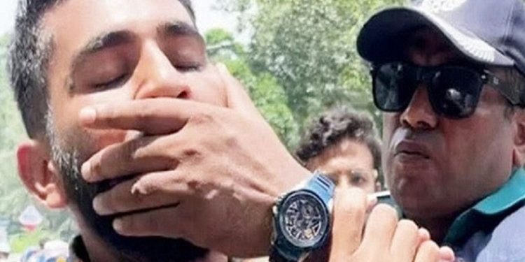 কোটা সংস্কার আন্দোলনের সময় শিক্ষার্থীর মুখ চেপে ধরা সেই পুলিশ পরিদর্শক বরখাস্ত