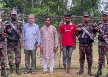 ভারতে পালানোর সময় সীমান্তে আটক ফজলে করিম চৌধুরী