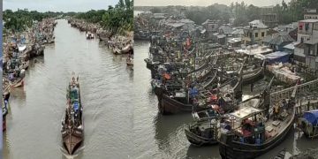 নিম্নচাপের প্রভাবে বৃষ্টিপাত অব্যাহ, পায়রা বন্দরে ৩ নম্বর সতর্ক সংকেত বহাল