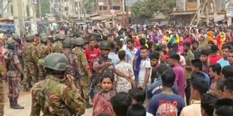 বকেয়া বেতনের দাবিতে আশুলিয়ায় পোশাক শ্রমিকদের সড়ক অবরোধ