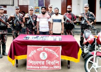 চাঁপাইনবাবগঞ্জে ভারতীয় ৪২টি মোবাইলফোনসহ ২ জন আটক