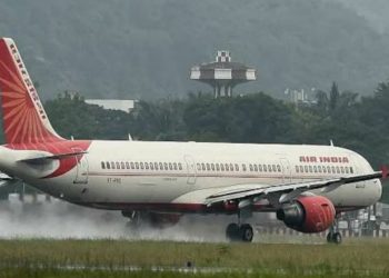 মাঝ আকাশে নিউইয়র্কগামী ফ্লাইটে বোমাতঙ্কে ২৩৯ জন অরোহীসহ বিমানটি জরুরি অবতরণ