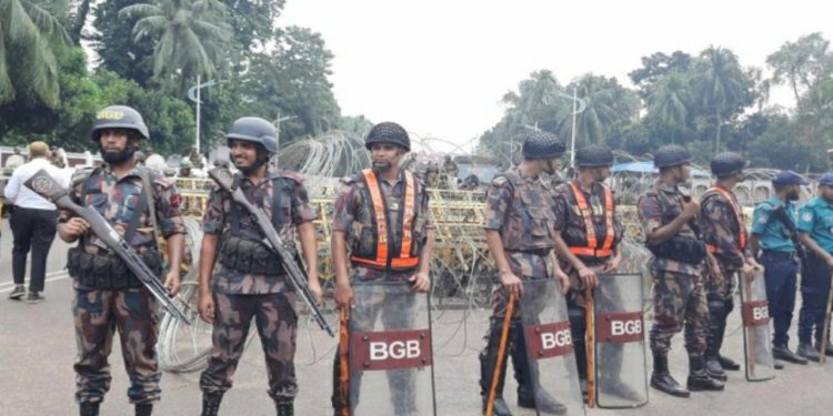বঙ্গভবনের সামনে কাঁটাতারের বেড়া, মোতায়েন রয়েছে এপিবিএন, বিজিবি, পুলিশ ও সেনাবাহিনী