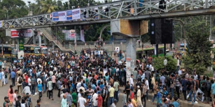 ৭ কলেজ শিক্ষার্থীদের অবরোধে যানজটের সৃষ্টি হয়েছে সায়েন্সল্যাবে